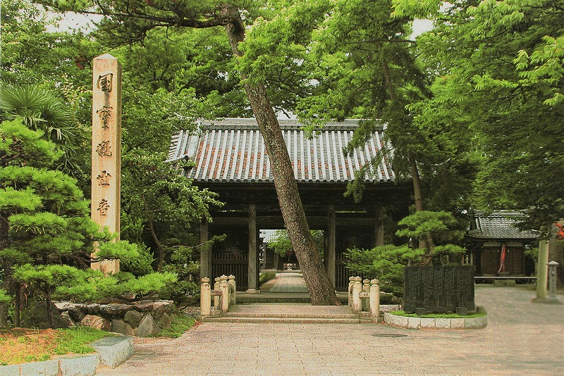 山門と「国宝 観世音」の石柱