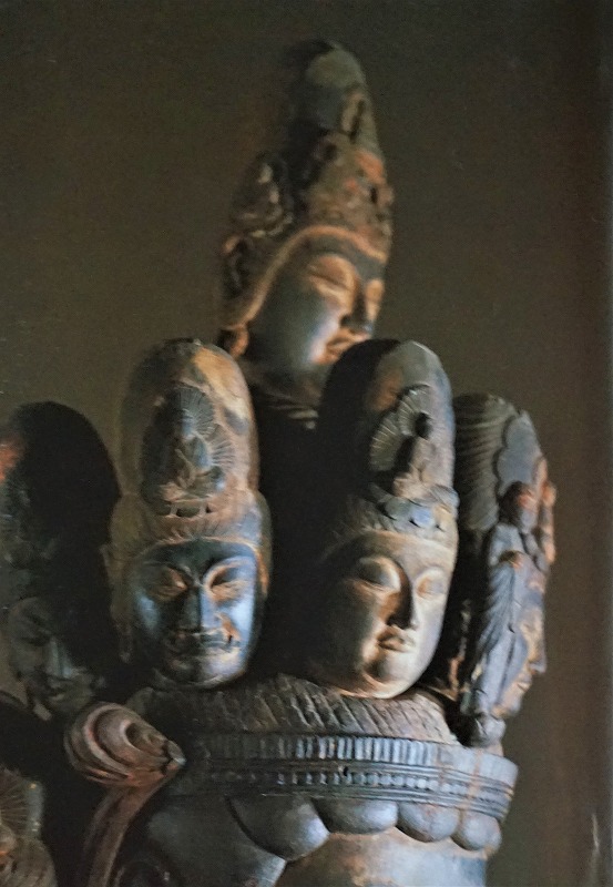 頭上の仏面