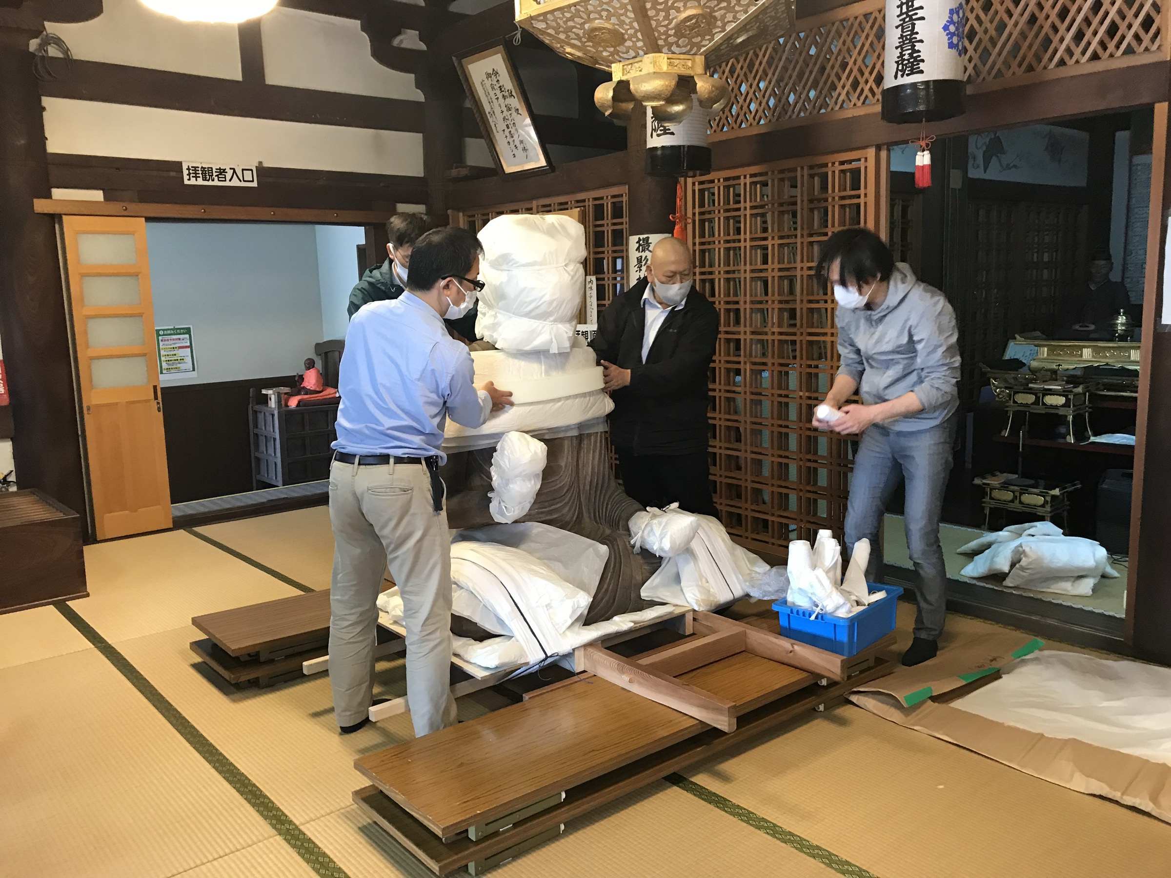 阿弥陀如来坐像の梱包作業